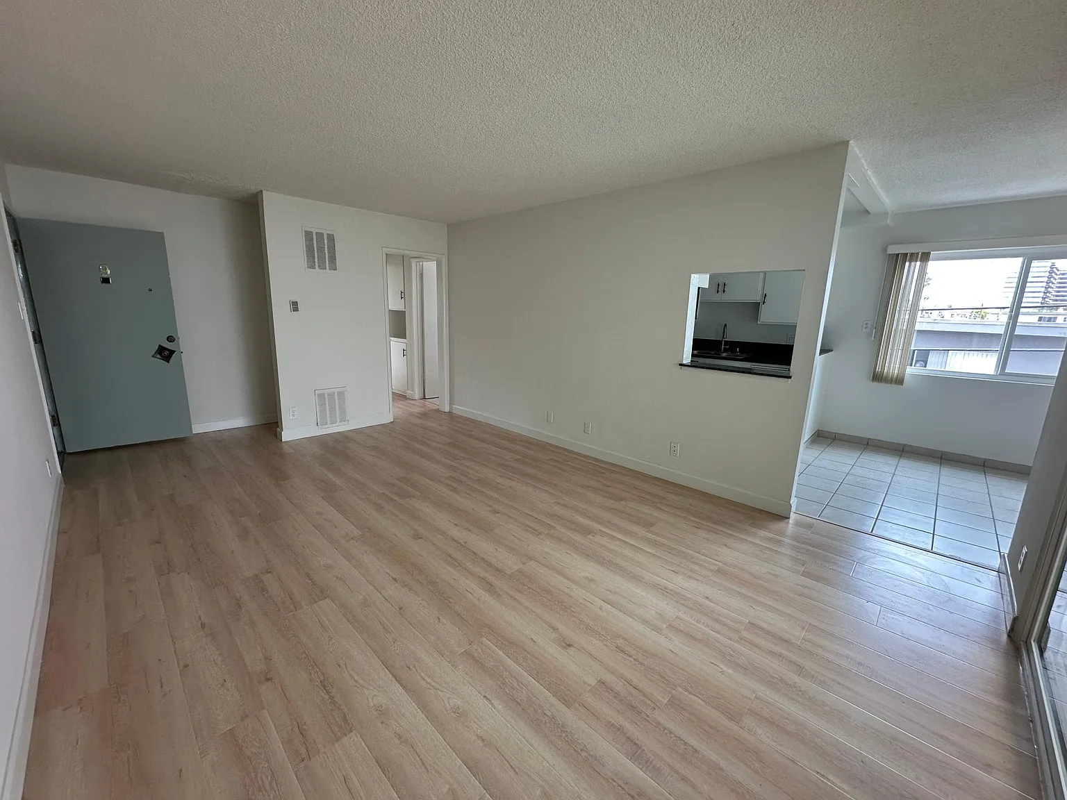 2 bed, 900 sqft, $3,195 — Photo 2