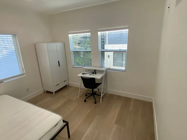 1803 Oxford St — Photo 53