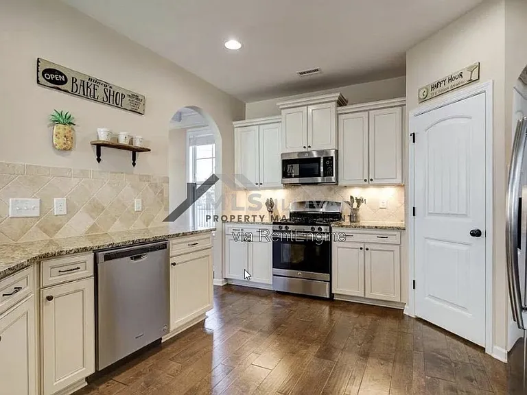 207 Maple Walk St — Photo 7