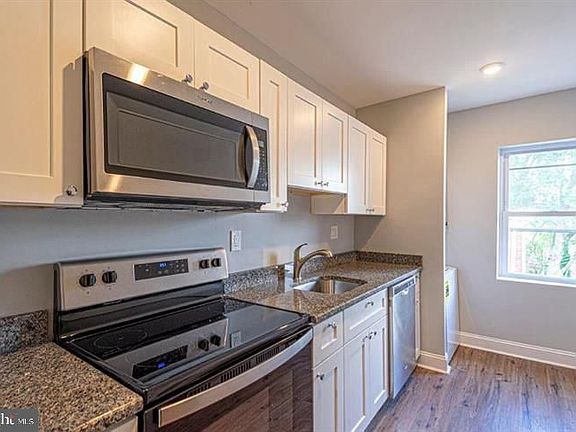 4th image of 2037 Mount Vernon St #1F