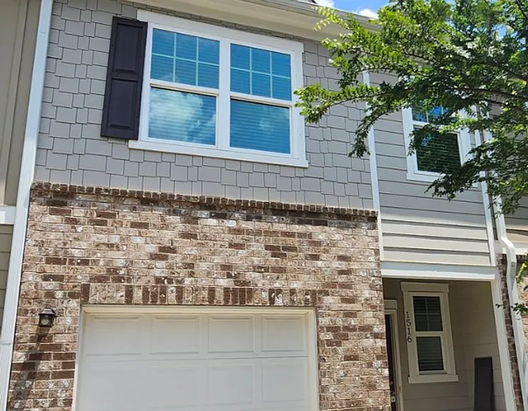 1516 Vernon Blvd — Photo 1