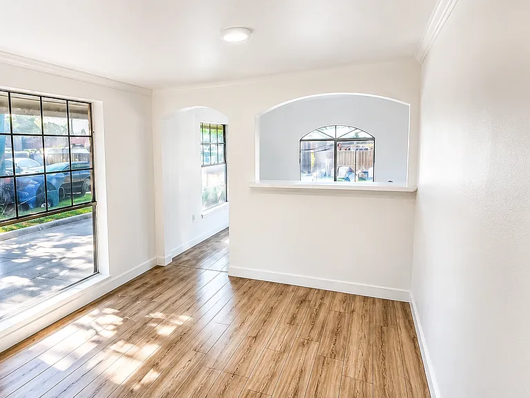 2704 Keeler St — Photo 2