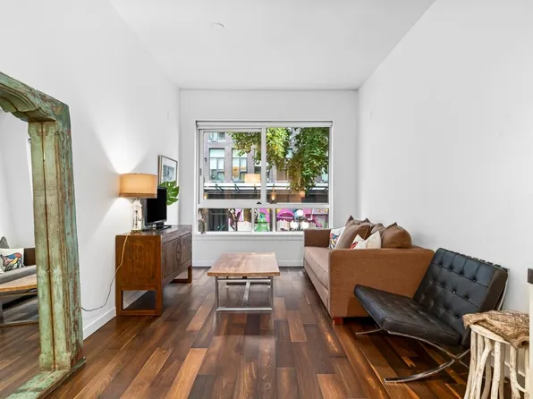 36 Water St #206, Vancouver, BC V6B 0B7