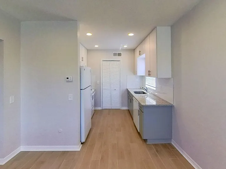 Bay Colony Apartments — Photo 15
