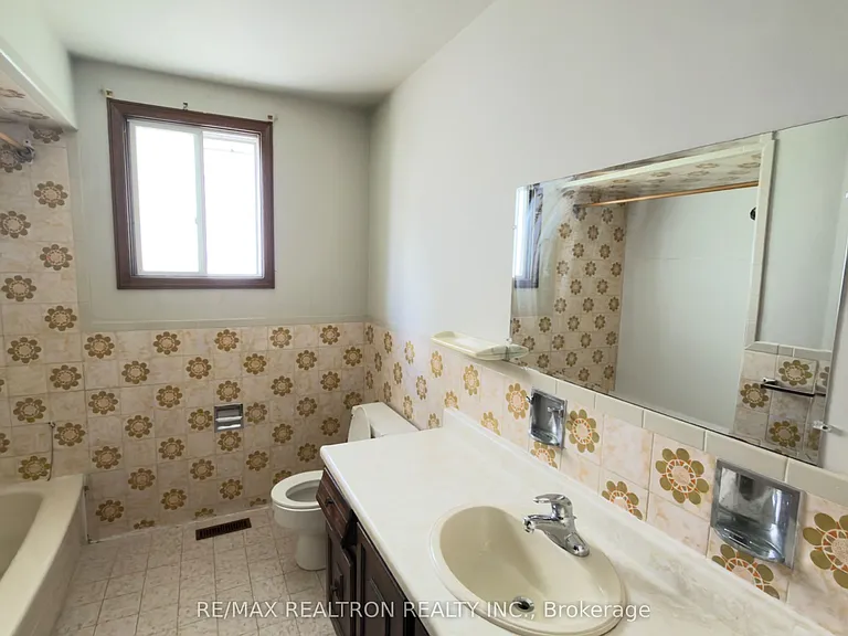 589 Sheppard Ave E — Photo 8