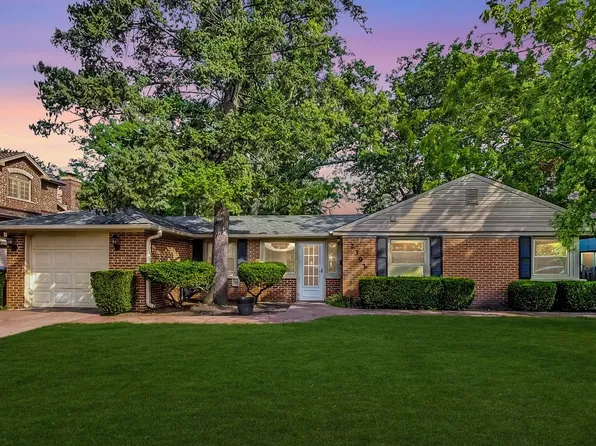 2392 Manor Ln, Park Ridge, IL 60068