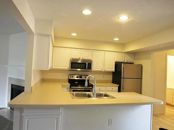 2nd image of 3027-30327 Glenloch Cir