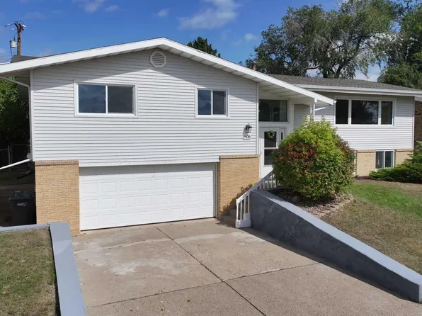 906 3rd St NW, Mandan, ND 58554