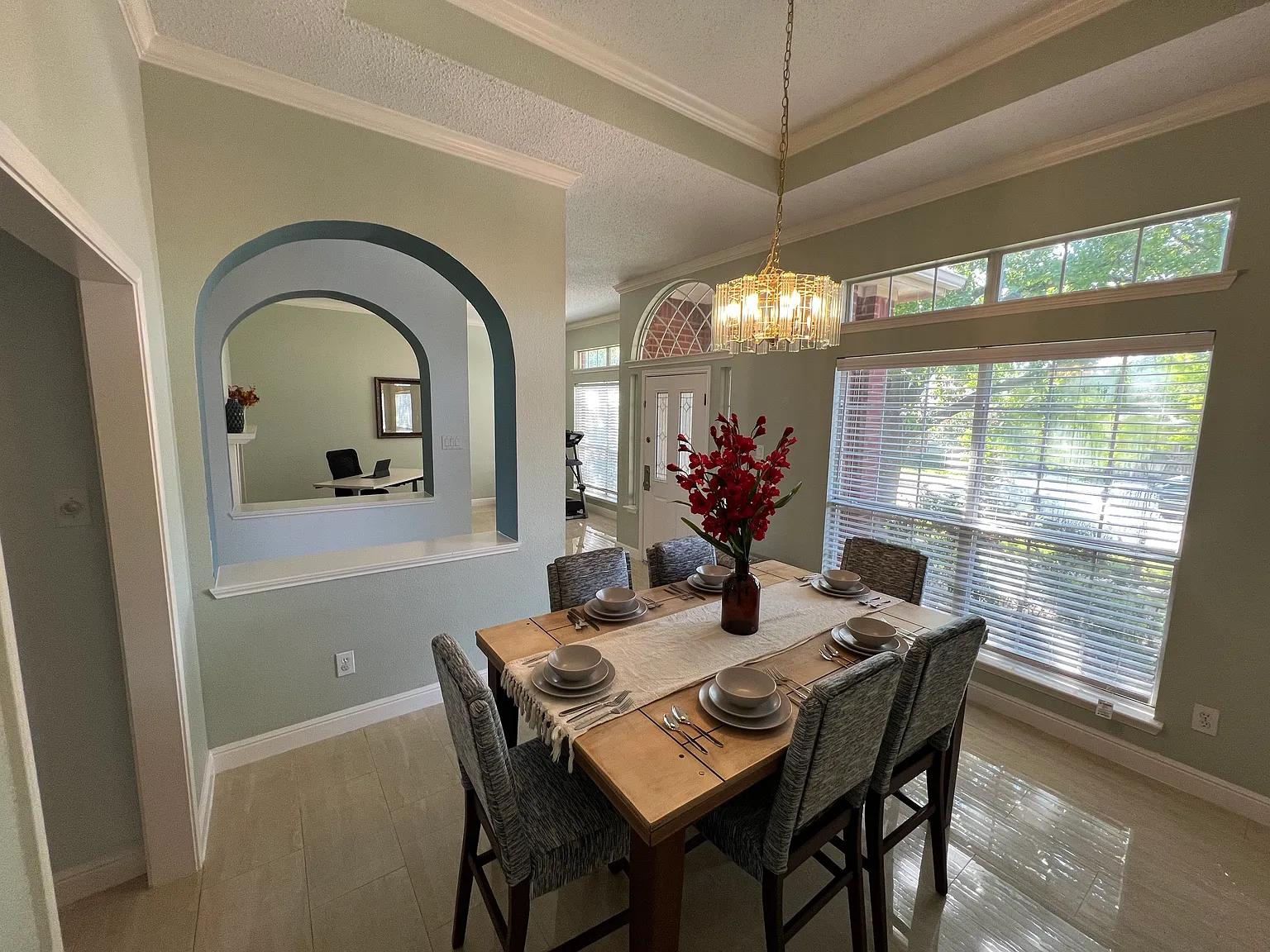 4 bed, 2.5 bath, 2471 sqft, $5,500 — Photo 3