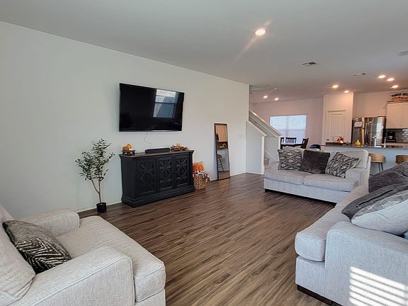 4th image of 308 Escondido Cir