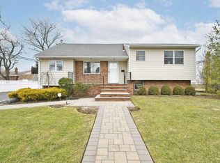 6 Patricia St, Plainview, NY 11803