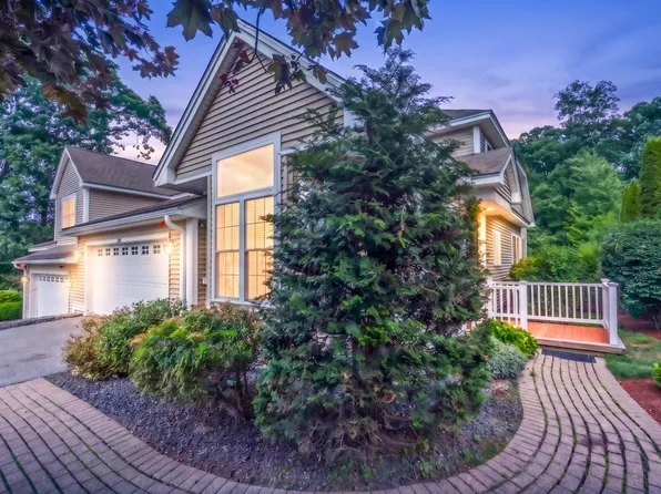 308 Sprucewood Ln #308, Clinton, MA 01510