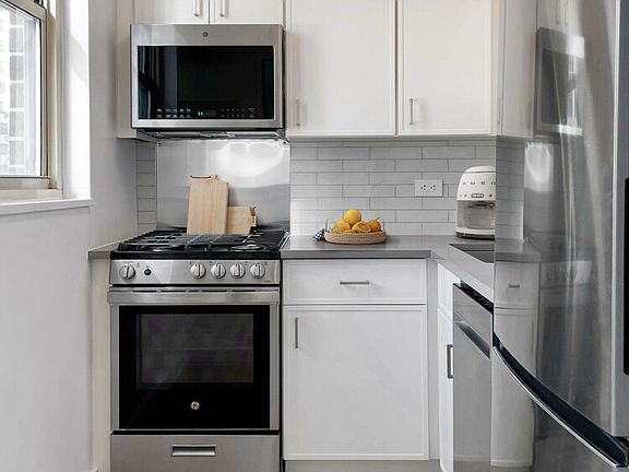 4th image of 166 E 34th St #1109