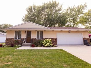 437 Wilshire Dr, Colona, IL 61241