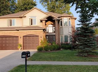 1381 Essex Dr, Rochester Hills, MI 48307