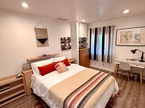 4th image of 3021 Marathon St
