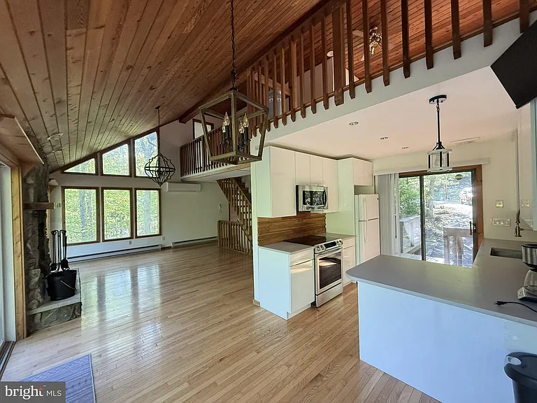 5375 Woodbridge Dr E — Photo 10