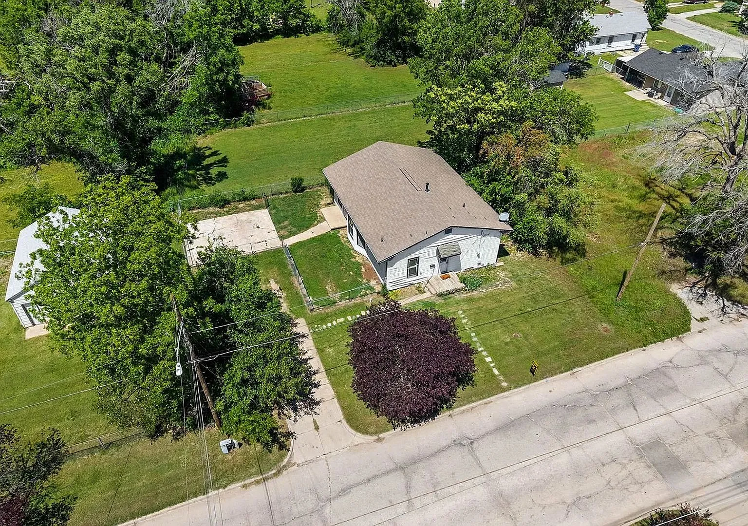 Charming 3 Bedroom - 1 Bath House! — Photo 1