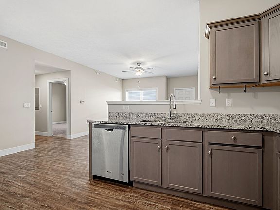 3rd image of 1031 Ekstam Dr #101