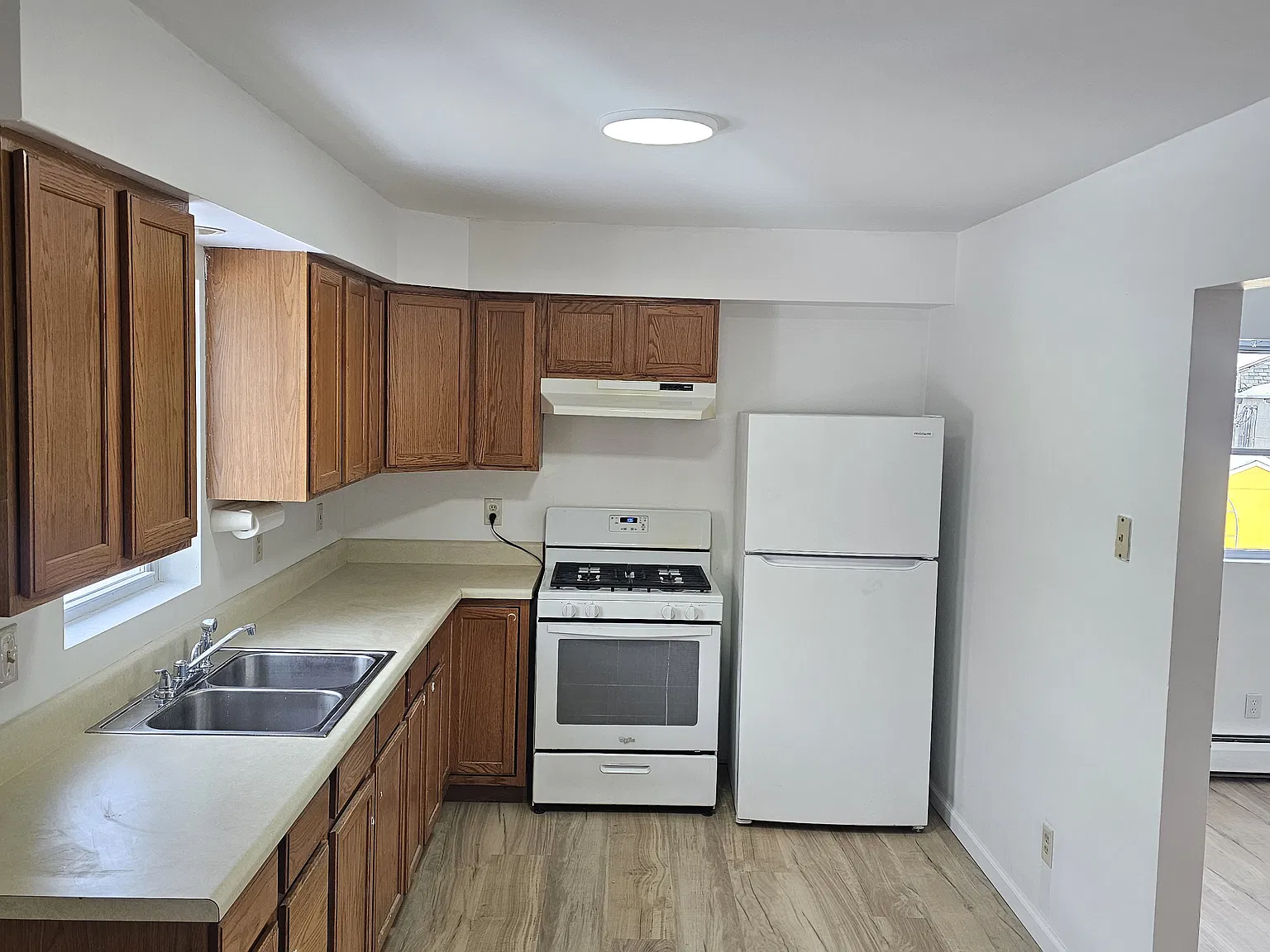 3 bed, 1.5 bath, 1200 sqft, $2,500 — Photo 2