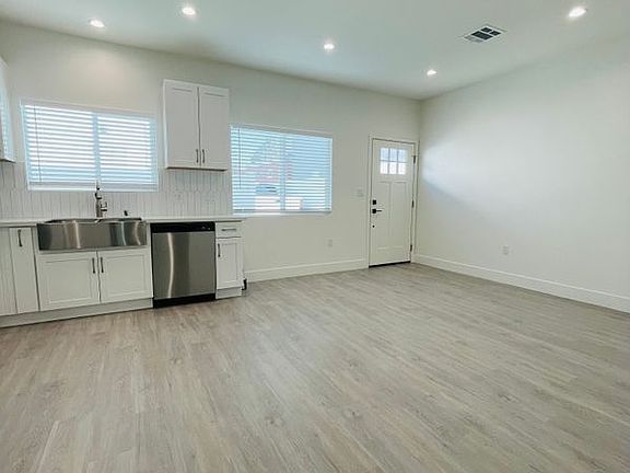 3rd image of 11308 1/2 Emelita St