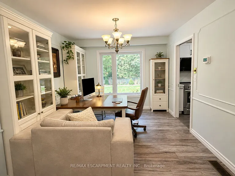 421 Canterbury Cres — Photo 6