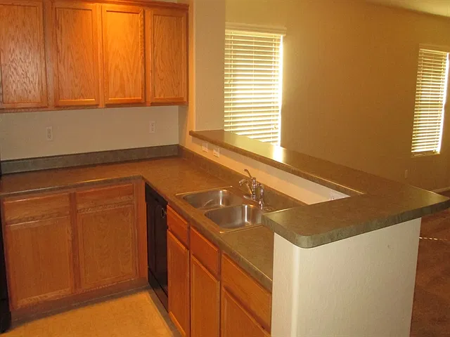4 bed, 2.0 bath, 1576 sqft, $2,035 — Photo 3