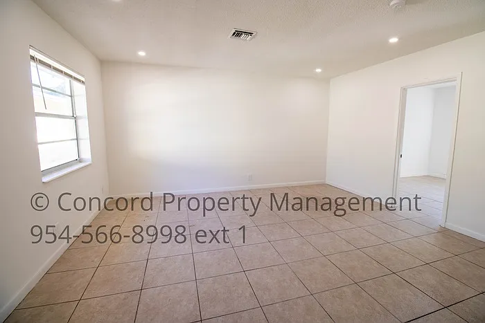 835 SW 4th St #3 — Photo 3