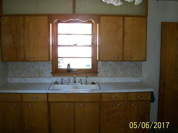 3rd image of 1301 Desmont Dr