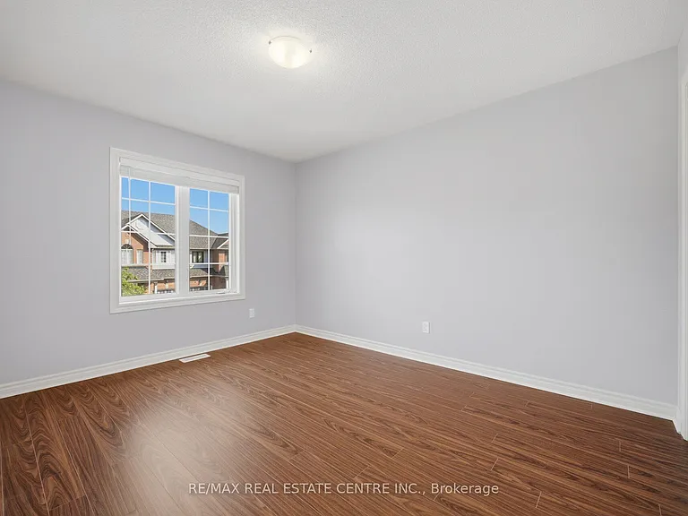 366 Hobbs Cres — Photo 35