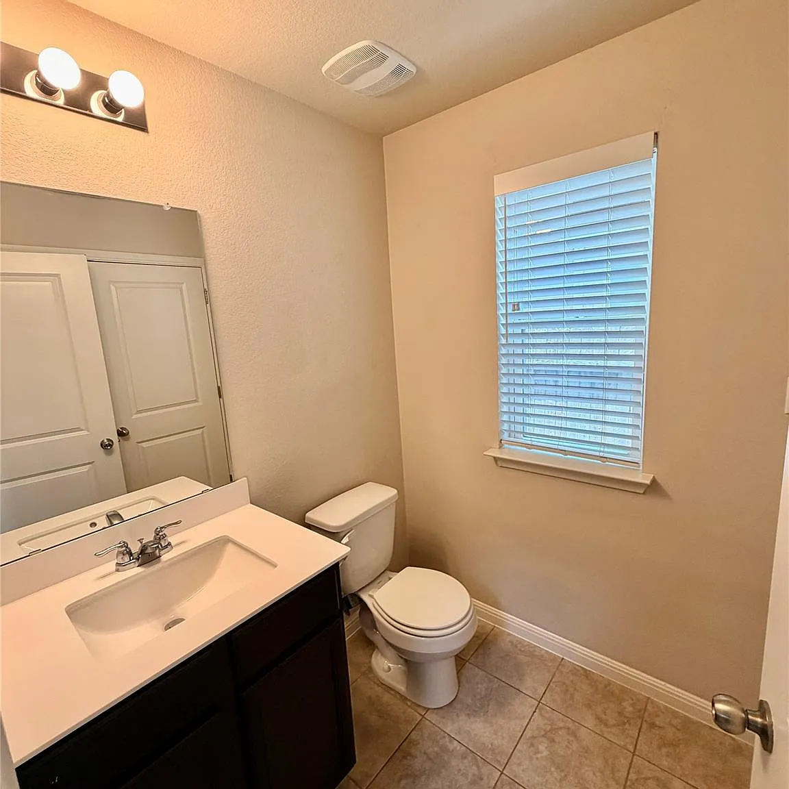 3 bed, 2.5 bath, 1301 sqft, $1,695 — Photo 4