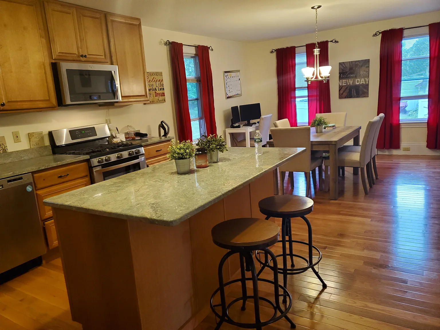 3 bed, 1.5 bath, 1350 sqft, $3,200 — Photo 3