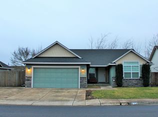 824 Arrow Leaf Pl, Harrisburg, OR 97446