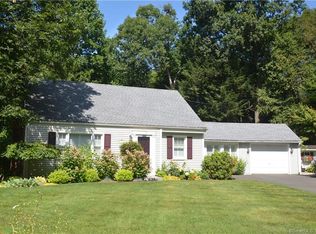 9 Russell Ln, Simsbury, CT 06070