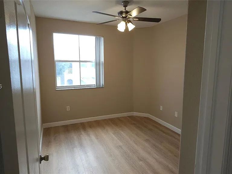1662 SE 27th Dr #208 — Photo 5