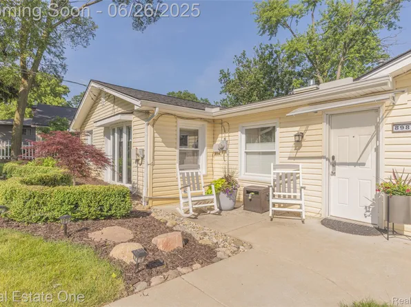 8986 Rushside Dr, Pinckney, MI 48169