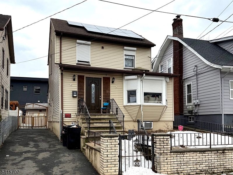 1st image of 24 Hollywood Ave