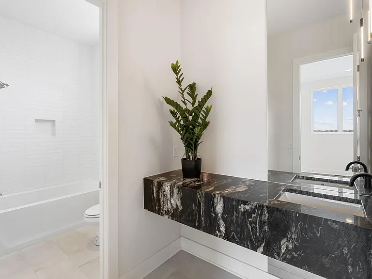Bathroom 4 (4th Floor)