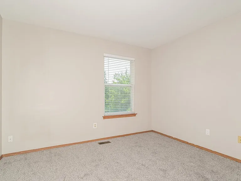 402 Waterside Dr — Photo 14