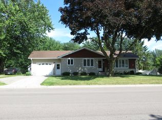 91 S Maple Ave, Le Center, MN 56057
