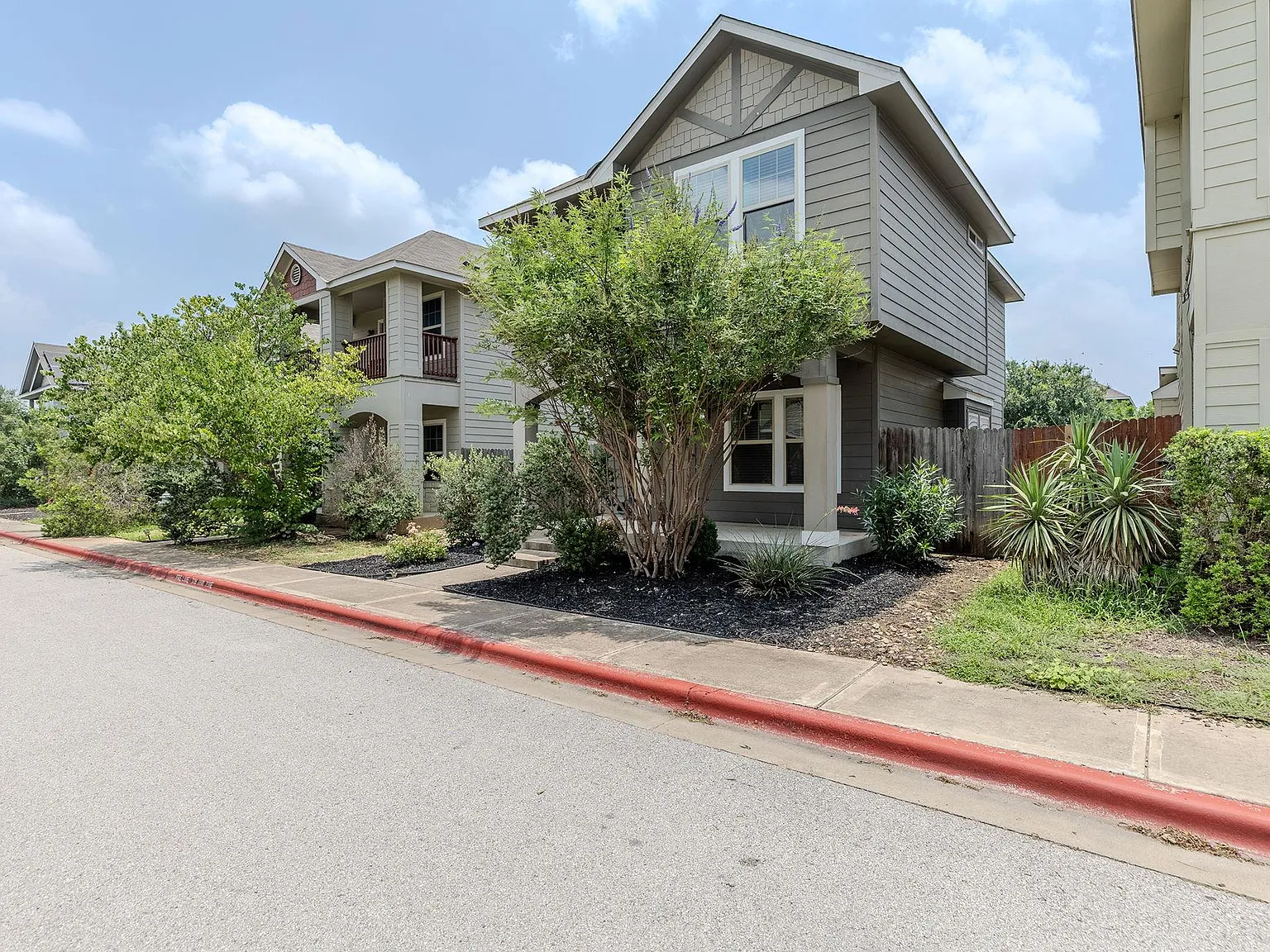 3 bed, 2.5 bath, 1310 sqft, $1,675 — Photo 3