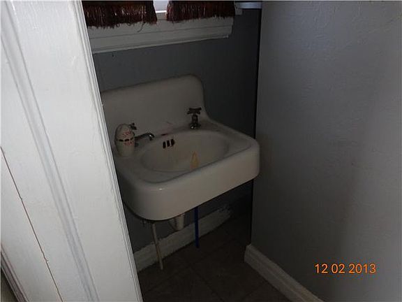 5th image of 1105 NE 13th St