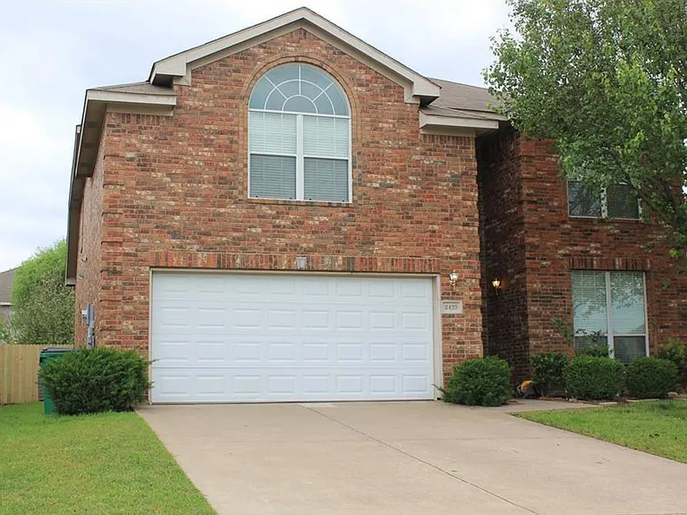 2425 Collier Dr — Photo 2