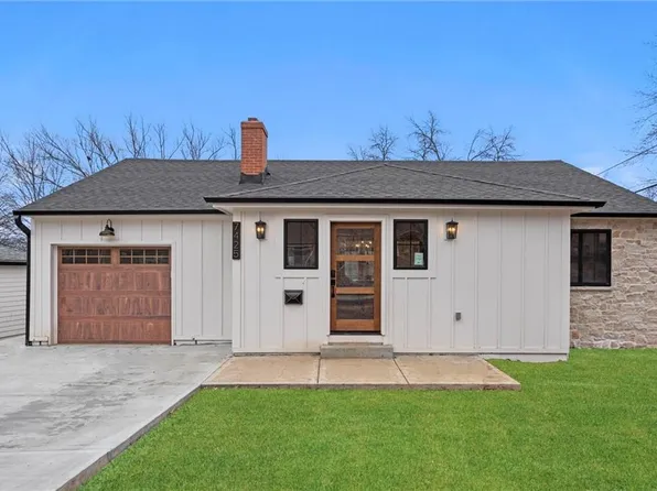 7425 Cherokee Dr, Prairie Village, KS 66208