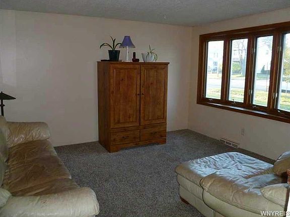 5th image of 663 Emerson Dr