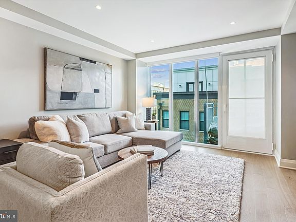 3rd image of 925 N Fairfax St #308