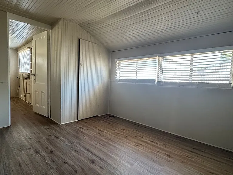 513 E Walnut St — Photo 14