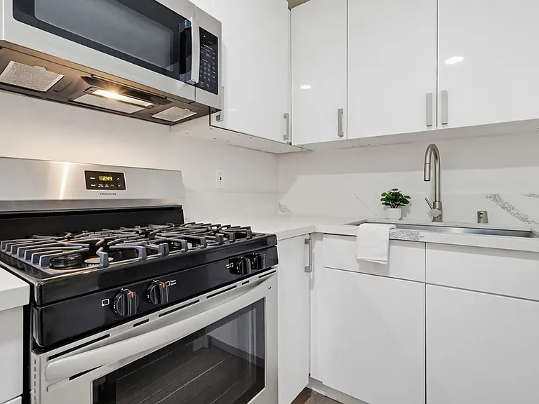 Kester Apartments — Photo 14