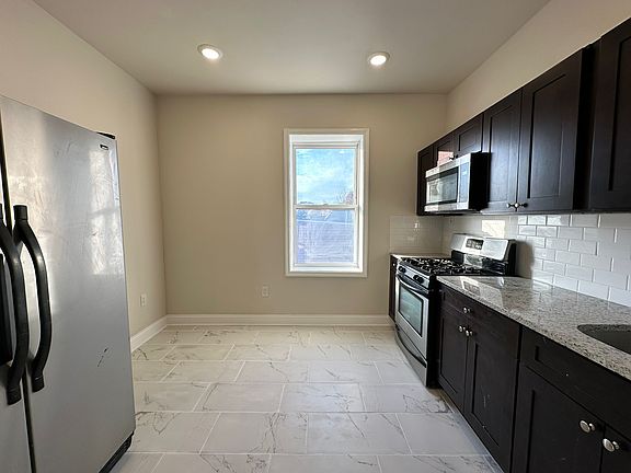 2nd image of 445 Washington Ave #9-4