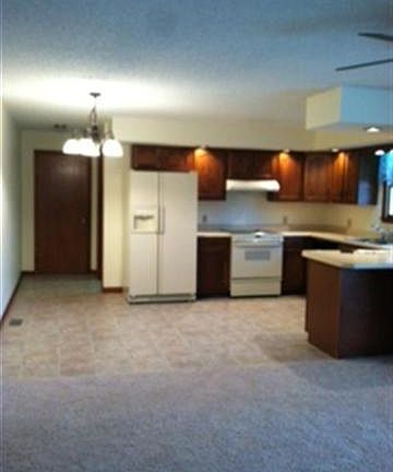 4th image of 210 Cresthaven Dr